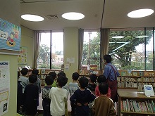 図書館見学 ２年 半田市立宮池小学校