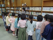 図書館見学 ２年 半田市立宮池小学校